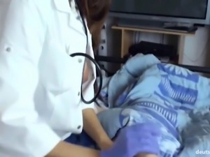 Amateur POV Handjob mit geiler Krankenschwester 