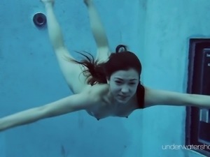 Teen in bikini displaying her nice ass underwater seductively