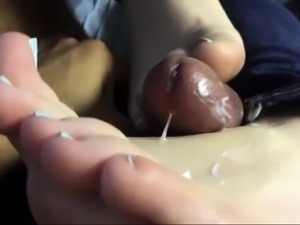 Cumshot on white feet as the foot fetish is hot