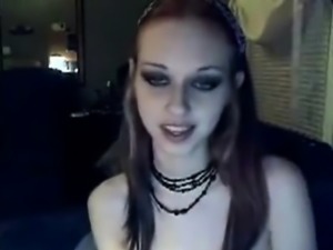 Gothic girl masterbates on webcam