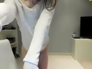 Cute amateur webcam teen girl toying pussy on webcam