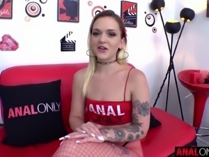 Joey White wants to quench her thirst for anal fucking