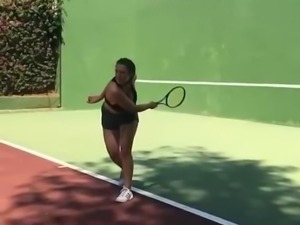 Leila Lowfire beim Tennis