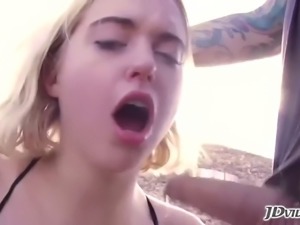 Cute blonde enjoys hardcore anal in outdoors