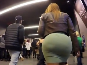 Street voyeur chases a curvy lady with a magnificent booty
